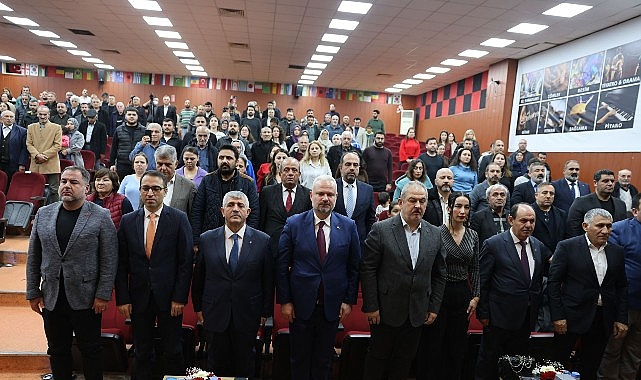 Menemen Belediyesi Kültür Merkezi'nde aşıklar geçidi yaşandı.