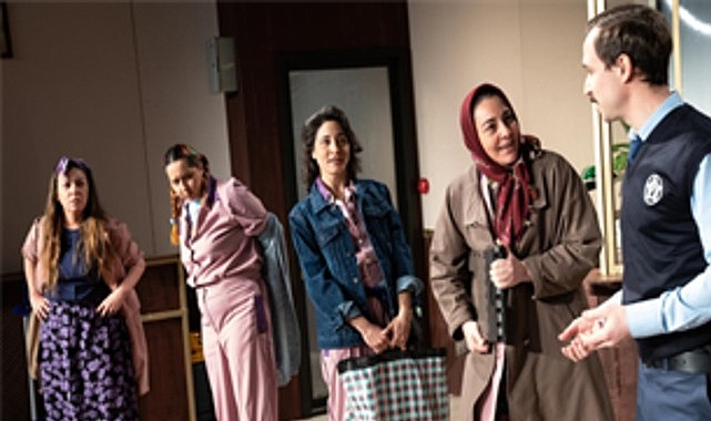 İzmir Şehir Tiyatroları’nın seyirciden tam not alan oyunu “Mor Şalvar”,