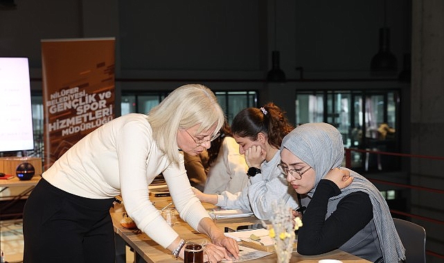Nilüfer Belediyesi’nin düzenlediği “Aromaterapi Doğal Parfüm Atölyesi”nde katılımcılar, koku duyusunu