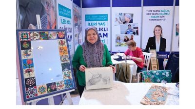 Konak Belediyesi İleri Yaş Sağlıklı Yaşam Merkezi üyelerinin İstiklal Marşı’nı işaret diliyle