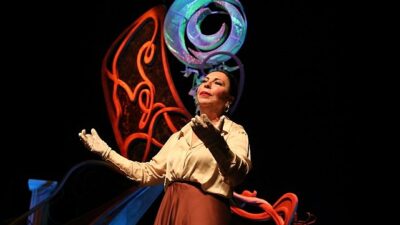 İstanbul Büyükşehir Belediyesi Şehir Tiyatroları, usta bir kadın oyuncunun geçmişle