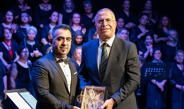 Şef Ali Hikmet Gökçen yönetiminde sahne alan Gaziemir Belediyesi Türk