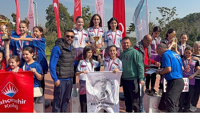 İzmir’de düzenlenen Okullar Arası Oryantiring İl Yarışması’nda Atatürk Ortaokulu öğrencileri