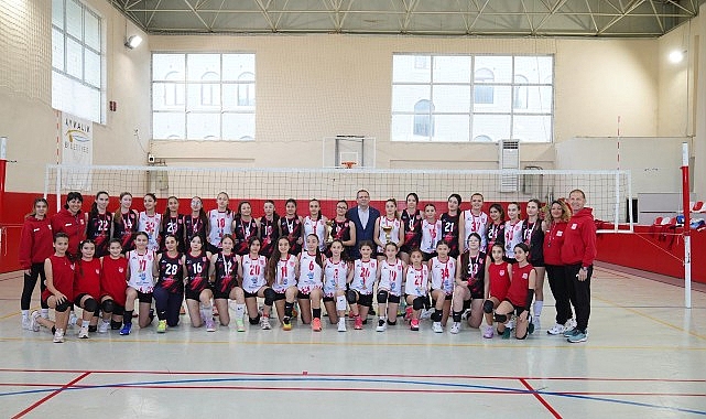 Ayvalık Belediye Başkanı Mesut Ergin, Ayvalıkgücü Belediyespor’un voleybol branşında Küçükler