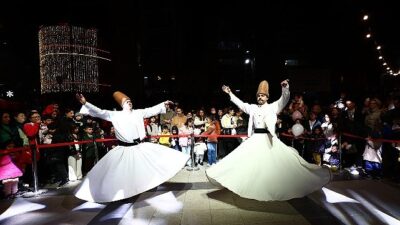 Balçova Belediyesi’nin düzenlediği Ramazan Şenliği’nde Cumhuriyet Meydanı doldu taştı.