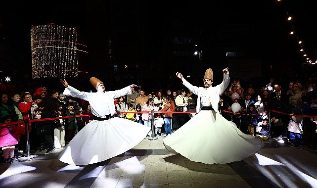 Balçova Belediyesi’nin düzenlediği Ramazan Şenliği’nde Cumhuriyet Meydanı doldu taştı.