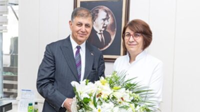 14 Mart Tıp Bayramı nedeniyle Eşrefpaşa Hastanesi’nde görev yapan meslektaşları