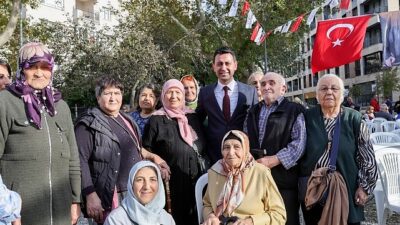 Bayraklı Belediyesi, Yaşlılar Haftası kapsamında ilçede yaşayan yaş almış büyükler