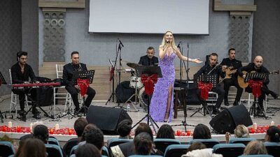 Bornova Belediyesi’nin kültür sanat etkinlikleri kapsamında düzenlediği “Demet Aslan ile
