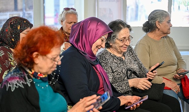 Bornova Belediyesi Sağlıklı Yaş Alma Merkezi’nden yararlanan “çınarlar”, teknolojiyle daha