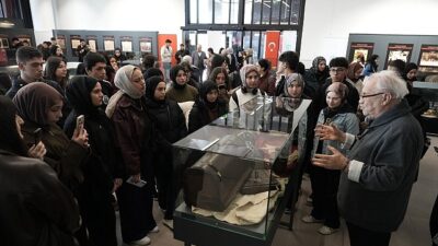 İzmit Millet Bahçesi’nde bulunan Sanat Galerisi’nde açılan “Çanakkale İçinde Vurdular