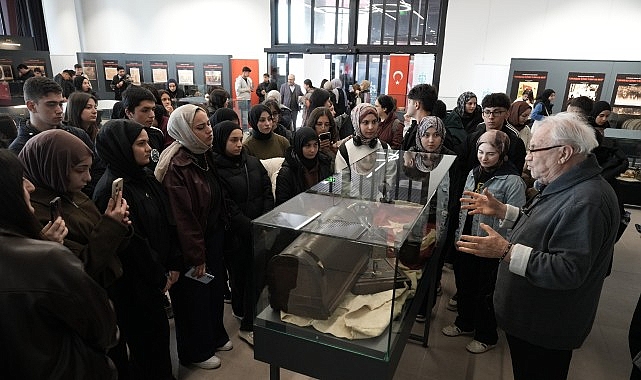 İzmit Millet Bahçesi’nde bulunan Sanat Galerisi’nde açılan “Çanakkale İçinde Vurdular