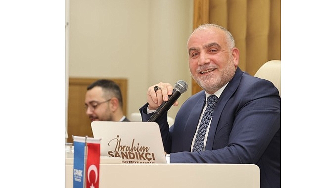 Canik Belediye Başkanı İbrahim Sandıkçı, öğrencilere, gençlere, evlenecek olan çiftlere