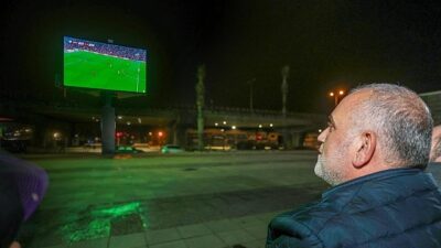 Canik Belediyesi'nin düzenlediği etkinlikte milli maç coşkusunu paylaşan yüzlerce vatandaş,