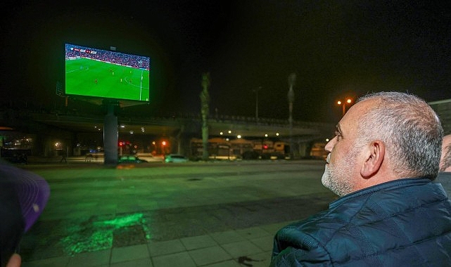 Canik Belediyesi'nin düzenlediği etkinlikte milli maç coşkusunu paylaşan yüzlerce vatandaş,