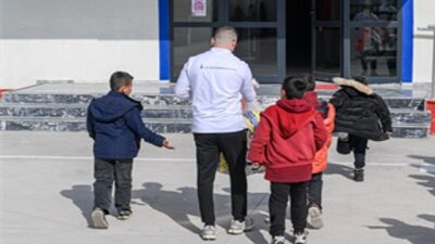 İzmir Büyükşehir Belediyesi’nin okullara sunduğu spor malzemesi desteği sürüyor.