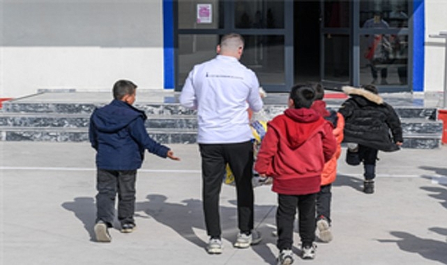 İzmir Büyükşehir Belediyesi’nin okullara sunduğu spor malzemesi desteği sürüyor.