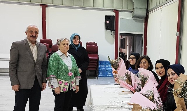 Gölcük Belediyesi Sanat Galerisi, kadınlara yönelik düzenlenen Çiçek Tanzim Atölyesi