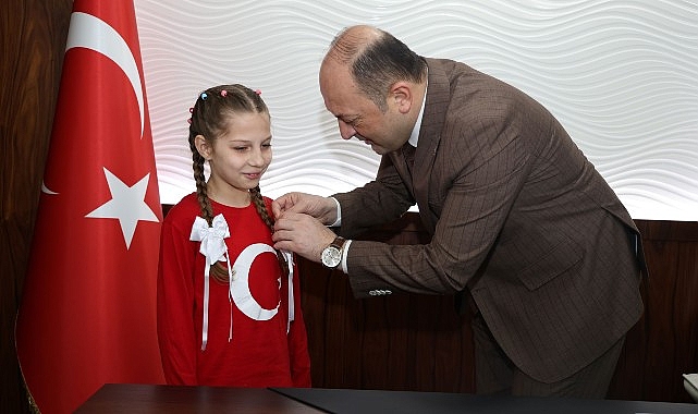 Sakarya’da düzenlenen İstiklal Marşı’nı güzel okuma yarışmasında birinci olan Ecem
