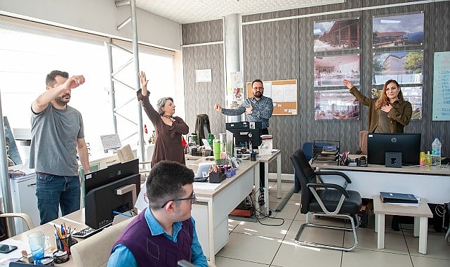 Karşıyaka Belediyesi, mesai öncesi ofis egzersizi uygulaması başlattı.
