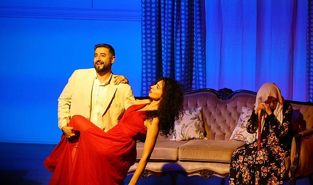 Göreve geldikten sonra kurulan Karabağlar Kent Tiyatrosu’nun Karabağlar’ın hikâyesi olduğunu