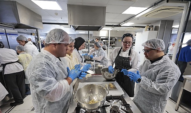Konak Belediyesi’nin İzmir Konak Meslek Yüksekokulu iş birliğinde gerçekleştirdiği “Engelsiz