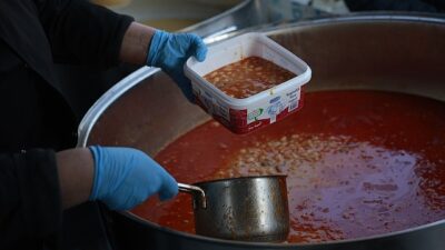 Konak Belediyesi’nin Ramazan’da da kurduğu dayanışma zincirinin ilk halkası olan