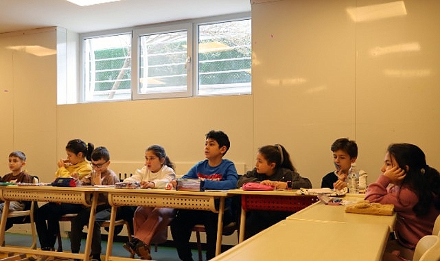 Maltepe Belediyesi’nin düzenlediği dil kurslarına katılan öğrenciler, hem sosyalleşiyor hem