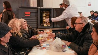 Maltepeliler, Kadir Gecesi’nde Cumhuriyet Meydanı’nda kurulan iftar çadırında oruçlarını açtı.