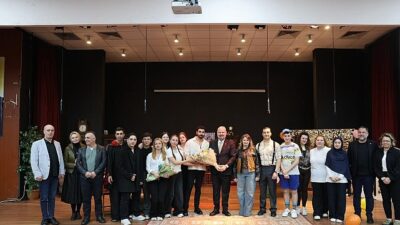 Menemen Belediye Tiyatrosu, Dünya Tiyatrolar Günü'nü sahnede kutladı.