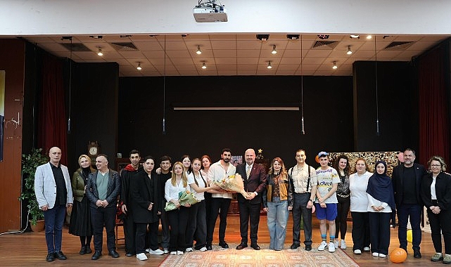 Menemen Belediye Tiyatrosu, Dünya Tiyatrolar Günü'nü sahnede kutladı.