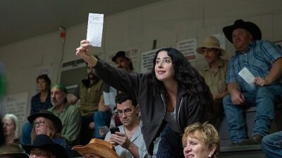 Netflix, Emmy ödüllü Dan Levy’nin imzasını taşıyan ve 9 Nisan’da yayınlanacak yeni