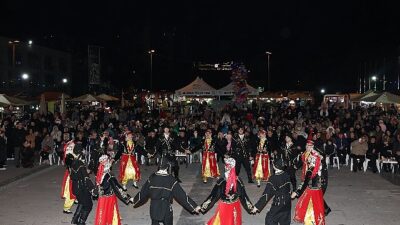 Nilüfer Belediyesi’nin Cumhuriyet Meydanı’nda düzenlediği Nilüfer Ramazan Sokağı, Artvinliler Buluşması’na