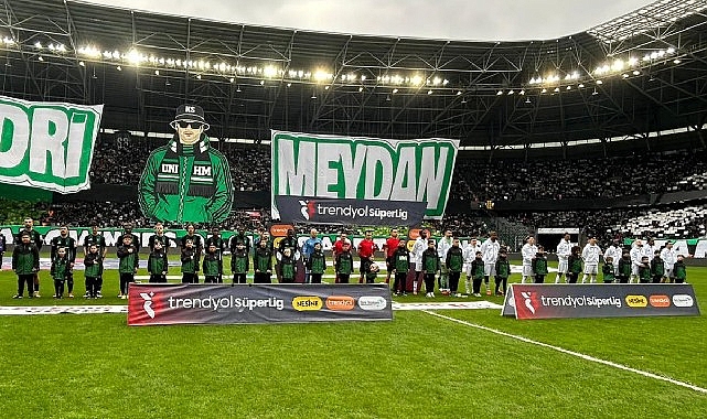 Kocaelispor’un gol sevincini sokakta yaşayan çocukların isteği gerçek oldu.
