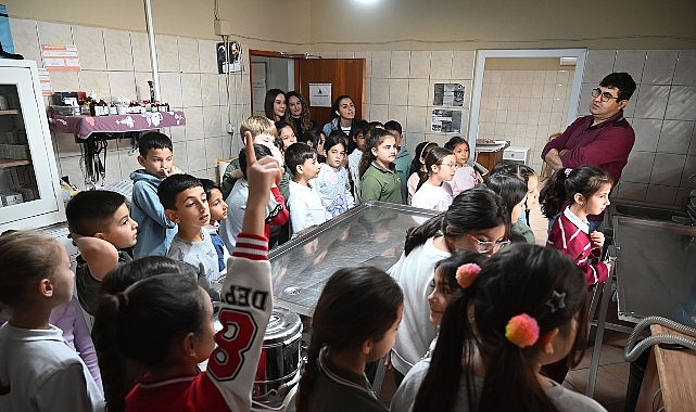 Kemer Merkez İlkokulu 3/B sınıfı öğrencileri, öğretmenleri Ezgi Duman eşliğinde
