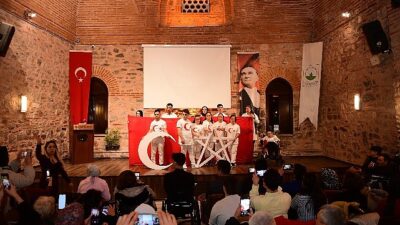 Osmangazi Belediyesi’nin düzenlediği anlamlı etkinlikte engelli çocuklar, İstiklal Marşı'nın Kabulü’nün