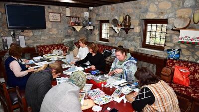 Osmangazi Belediyesi’nin hayata geçirdiği minyatür kursu, kadınların yoğun ilgisiyle kültürel