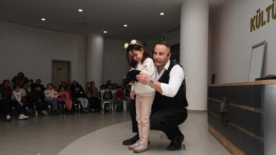 Osmangazi Belediyesi’nin Ramazan etkinlikleri kapsamında düzenlediği sihirbaz gösterisi çocuklara keyifli