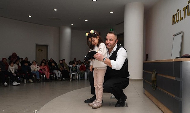 Osmangazi Belediyesi’nin Ramazan etkinlikleri kapsamında düzenlediği sihirbaz gösterisi çocuklara keyifli