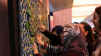 Üsküdar Üniversitesi Çarşı Yerleşke lobi alanındaki sergi düzenlenen törenle açıldı.