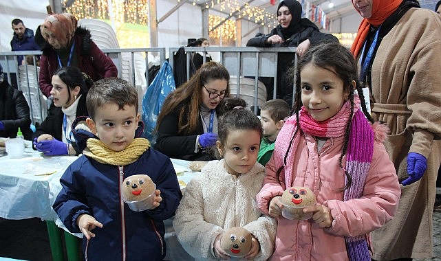Kocaeli Büyükşehir Belediyesi’nin Gebze Kent Meydanı’nda kurduğu Ramazan Çadırı’nda düzenlenen