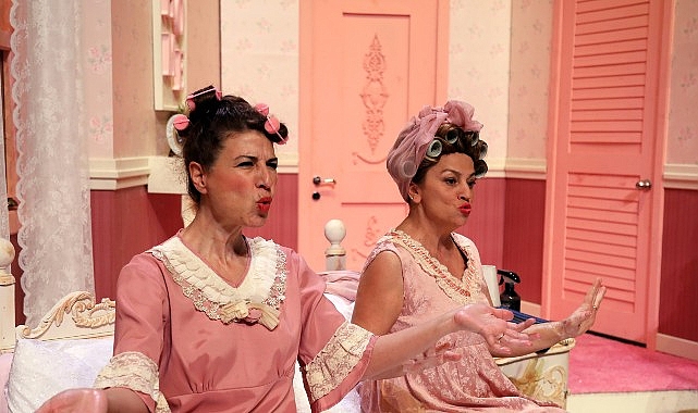 İstanbul Büyükşehir Belediyesi Şehir Tiyatroları, en beğenilen komedilerinden “Yatak Odası