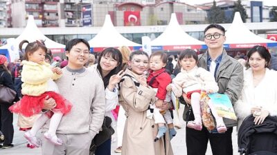 Kocaeli Büyükşehir Belediyesi’nin İzmit Milli İrade Meydanı’nda düzenlediği 23 Nisan