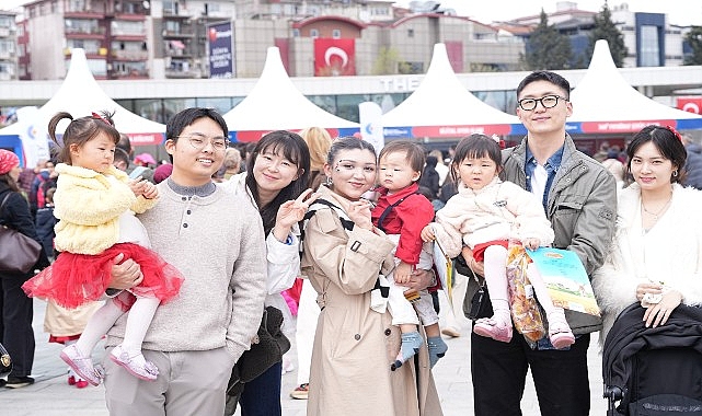 Kocaeli Büyükşehir Belediyesi’nin İzmit Milli İrade Meydanı’nda düzenlediği 23 Nisan