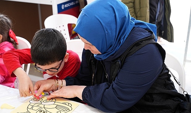 İzmit Milli İrade Meydanı’nda çocuklar için düzenlenen 23 Nisan Çocuk