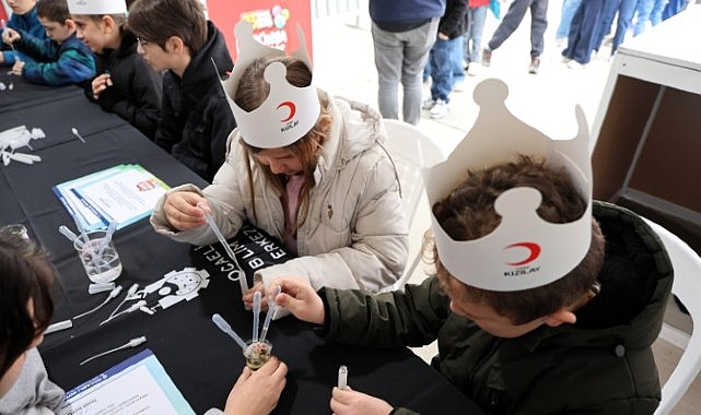 İzmit Milli İrade Meydanı’nda düzenlenen 23 Nisan Çocuk Şenliği “Bi