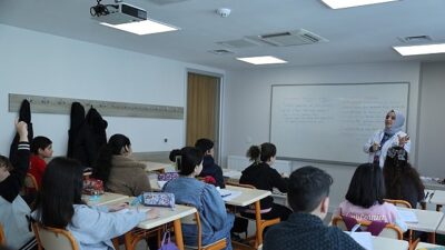 Bağcılar Belediyesi, ilk ve ortaokul öğrencilerine ücretsiz eğitim hizmeti veren