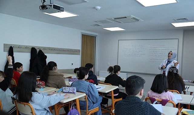 Bağcılar Belediyesi, ilk ve ortaokul öğrencilerine ücretsiz eğitim hizmeti veren