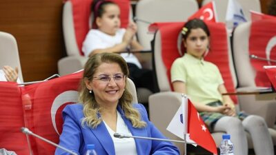 Bakırköy Belediyesi’nin 23 Nisan’a özel düzenlediği çocuk meclisinde minik üyeler,