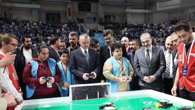 Kocaeli Büyükşehir Belediye Başkanı Tahir Büyükakın, KODELİG’26 Ulusal Robot Yarışması’nın